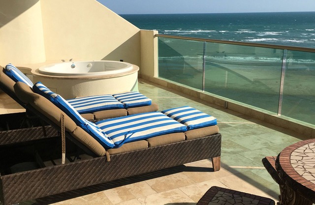 Tessoro 403: Luxury Beachfront Condo on the Las Conchas Peninsula