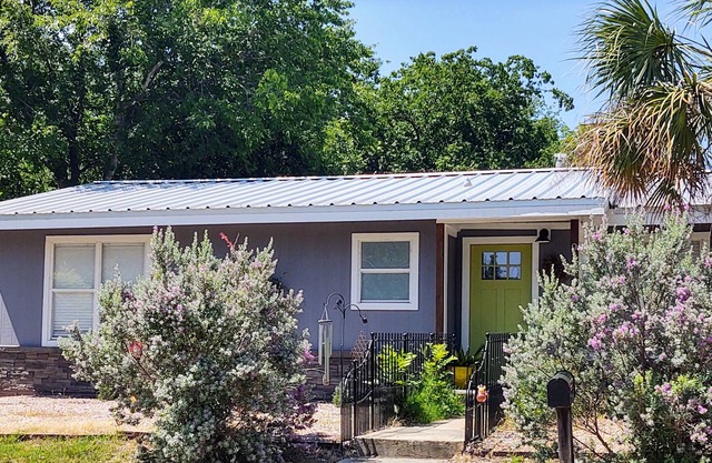 Texas Hill Country cottage near Lake Marble Falls, Pet-friendly!