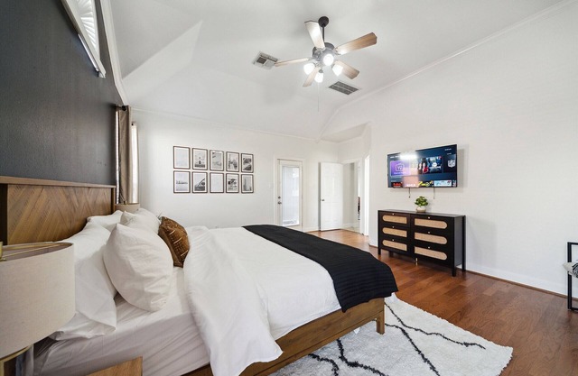 Texas Themed Modern Spacious Getaway w/Hot Tub & Games - PETS - Mid Term Stays