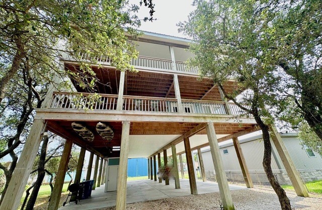 TEXAS TREEHOUSE is Close to Beach in POC