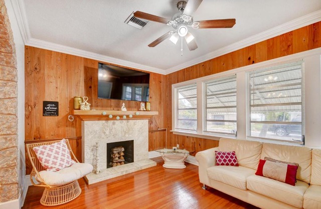 Thai Villa Downtown Historic Home - 1mi to Beach