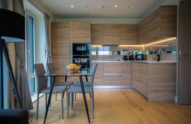 Thames View 2 Bed Apartment With Balcony