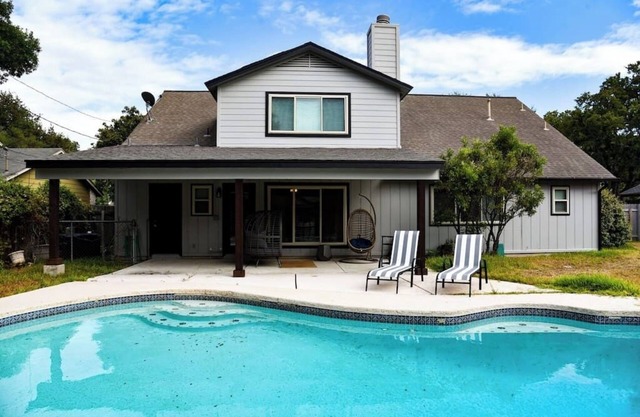 That 70s House -Fun 6 Bedroom W/Pool & Game Room