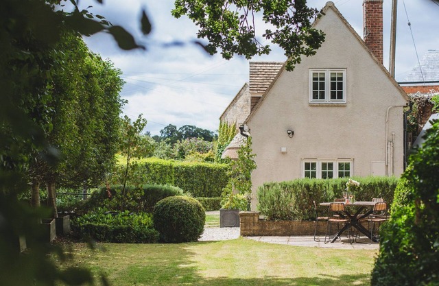 Thatch Cottage - sleeps 6 guests in 3 bedrooms