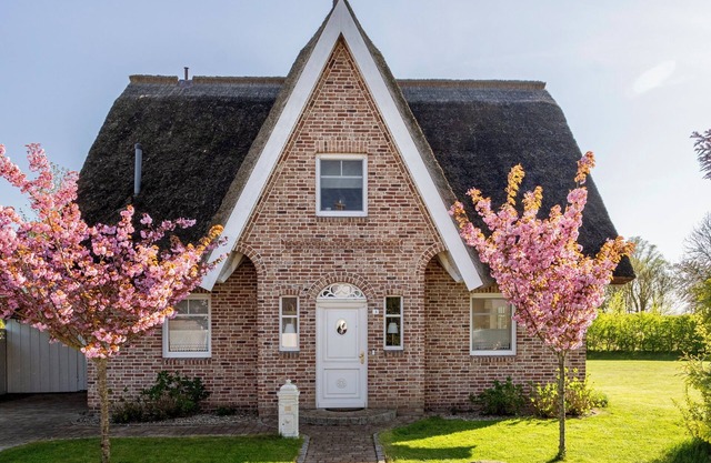 Thatched house with stunning water views on the edge of a nature reserve in a peripheral location