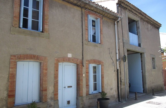 THE 39-2: AT THE FOOT OF THE CITY, GARAGE & WIFI