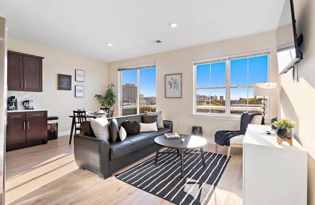 The 501 Getaway-2BR*HiddenGem*Skyline view*Rooftop