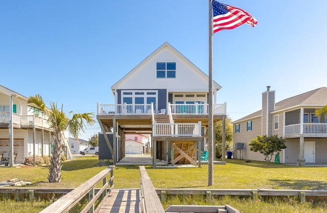The 9th Hole - Surf City Canal Home - 4BR, Private Dock, Pet Friendly!