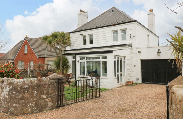 THE ANCHORAGE, pet friendly, country holiday cottage in Cockburnspath