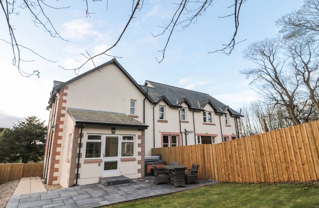 THE ANNEXE, pet friendly, with hot tub in Berwick-Upon-Tweed