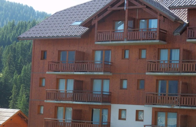 The apartment Puy St Vincent, 3 bedrooms, pool, sauna. 6/8 pers. Ski slopes