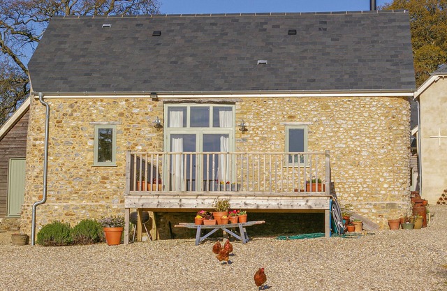 THE APPLE BARN AT WYKE FARM, pet friendly in Lyme Regis