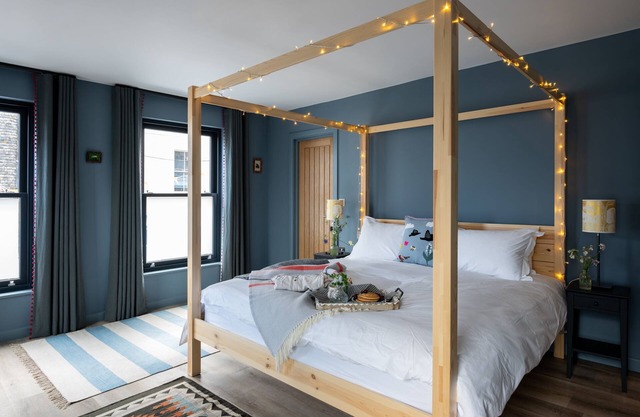 The Art Loft - an apartment that sleeps 4 guests in 2 bedrooms
