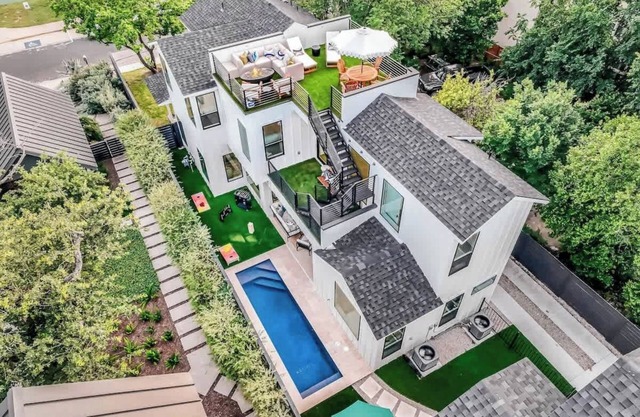 The Austoria: Luxury Skyline Estate w/Pool