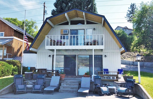 The Barn at The Lake; Waterfront Home within Chelan’s ‘Golden Mile’!
