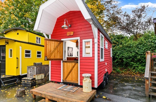 The Barn - Custom Tiny Home w/Barn Vibe