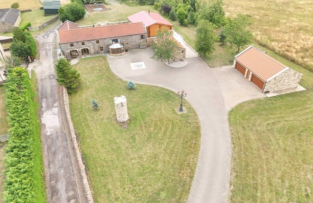 The Barn, Luxury Country Home Sleeps 6 Hot Tub