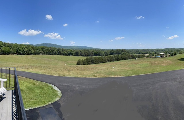 The Barn studios with a view near Monticello and wineries!