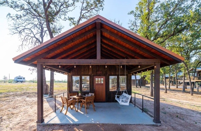 The Barn Swallow Cabin 15MIN to Magnolia & Baylor