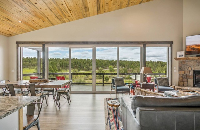 The Basecamp- Stunning 5BR Home with Hot Tub, Game Room, AC, Heated Driveway, and Valley Views!