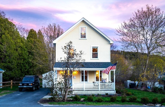 THE BAY HOUSE | BOOTHBAY HARBOR | PET FRIENDLY | WALK TO TOWN