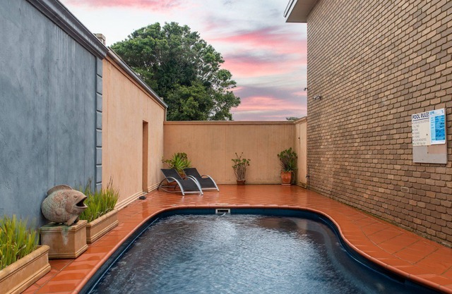 The Beachy Unit - Bright and fresh interior, with pool and close proximity to town.