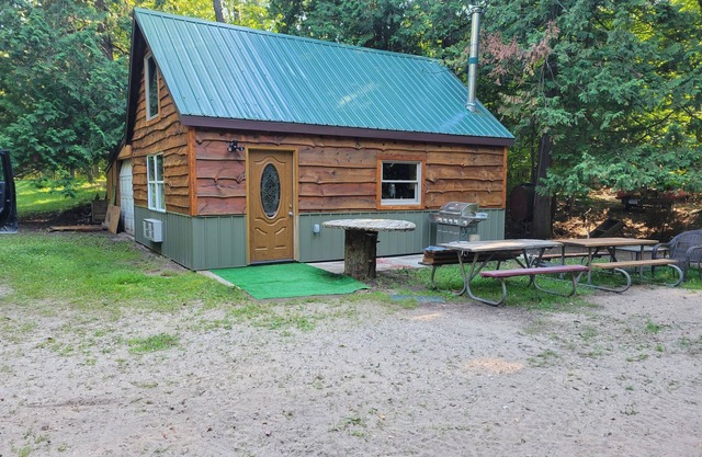The "Bear Den" Betsie river waterfront Guest home.
