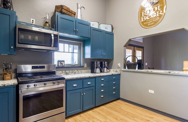 The Bear Den Cubby-6Br-7Ba-Hot tub-Sleeps12-BBQ-Firepit-Mountain Views-20m 2 YNP