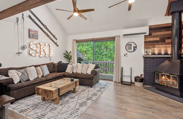 The Bear's Den by AvantStay | Prime Location, Renovated w/Movie & Game Room