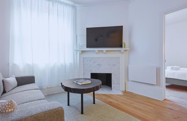 The Bergen - 3 bedrooms,1.5 bathroom Apartment in Montreal Downtown With Parking