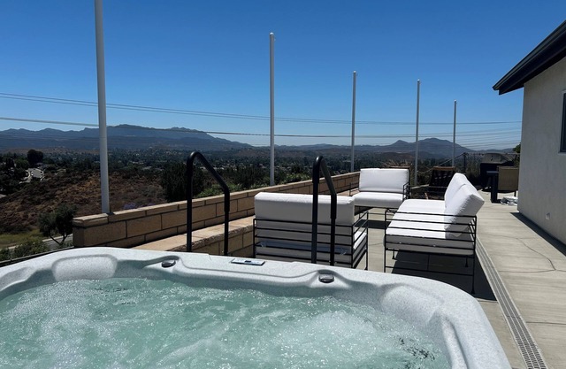 "The Best" Jacuzzi View Private Luxury Guest Cottage-Better than a Room or Suite