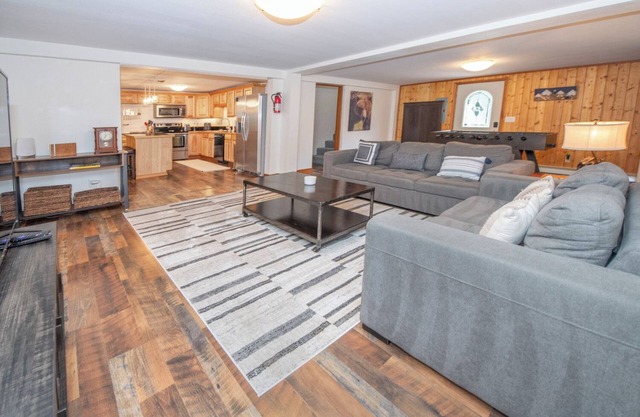 The Big Bear Den. 4bed/2bath, Rustic Luxury with all the amenities. Sleeps 10.