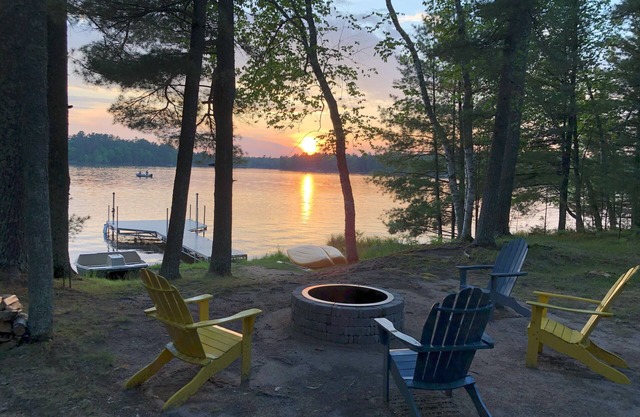 The Birches on Little Saint: Cozy and private cabin on lakefront w/private dock