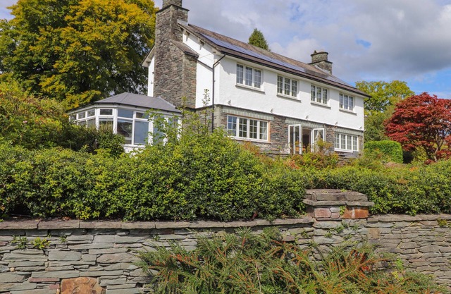 THE BIRCHES, pet friendly, luxury holiday cottage in Windermere