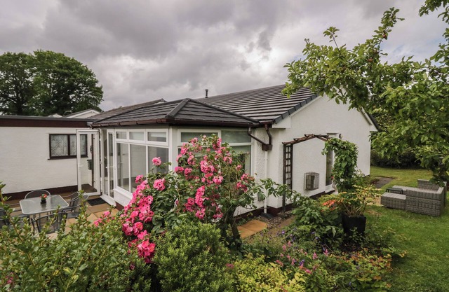 THE BIRD'S NEST, pet friendly, with a garden in Bowness-On-Windermere