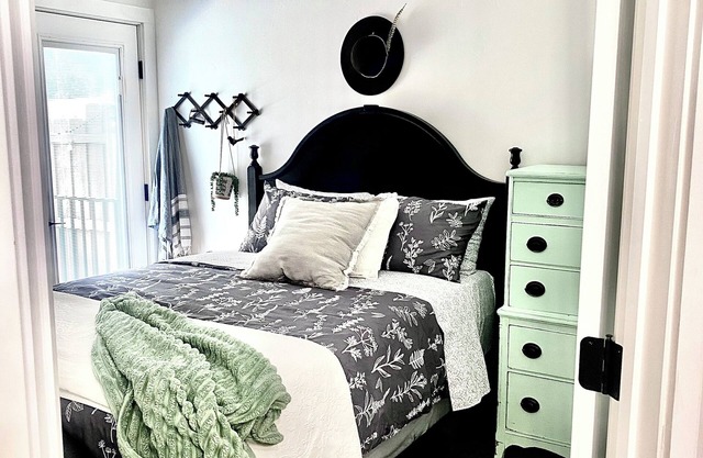 The Black Bird Bungalow -Charming Modern-Vintage Flair - Spa & Fireside