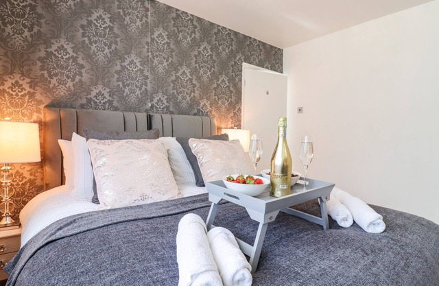 THE BLOSSOM WOODS, family friendly, with a garden in Downley