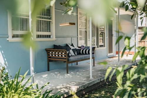 The Blue Beach House - Pet Friendly Coastal Escape in Mollymook