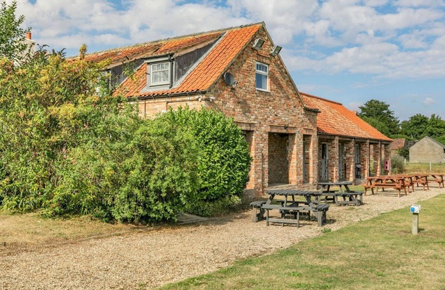 THE BLUE BELL, pet friendly, country holiday cottage in Burton Agnes