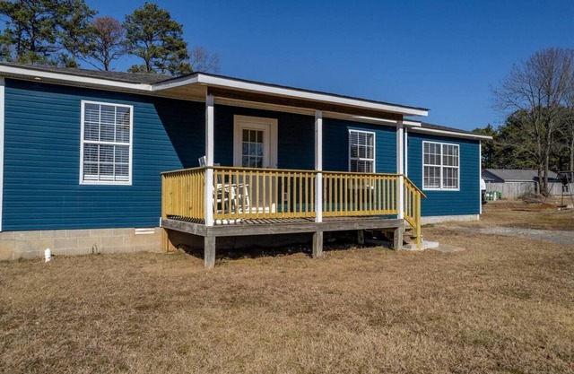“The Blue Bungalow” Great location RV hookup addon