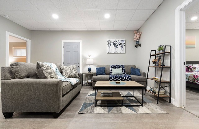 The Blue Haven - Newly Renovated 3BR, 8 mins to Downtown & Pet-Friendly