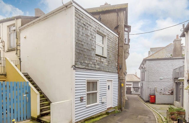 THE BOAT HOUSE, romantic, country holiday cottage in Looe