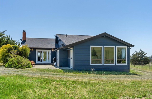 The Bodega House-Captivating Coastal Charmer!Beach & Pastures!WiFi/Yard Games
