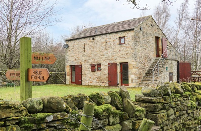 THE BOTHY, pet friendly, luxury holiday cottage in Redmire