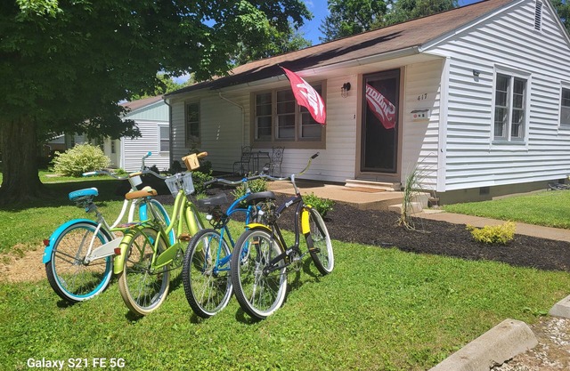 The Bread & Butter-Near IU-2 Kings-1 Qu.-7 Parking Spaces and Bicycles!nn