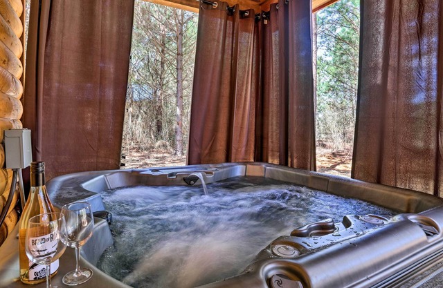 'The Breeze' - Broken Bow Cabin w/Hot Tub & Deck!