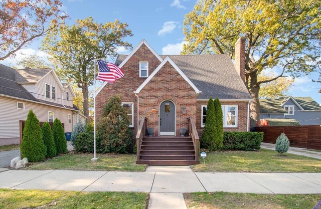The Brick Bungalow: Historic Charm & Modern Perks
