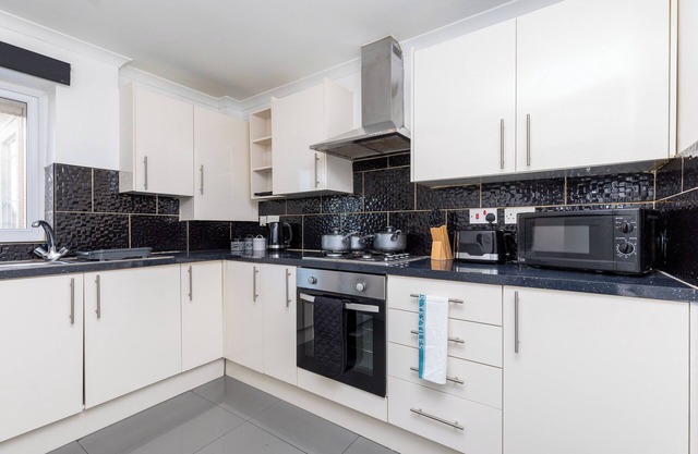 The Broadwalk Apartment, The Broadwalk- 1BR in the Heart of Crawley