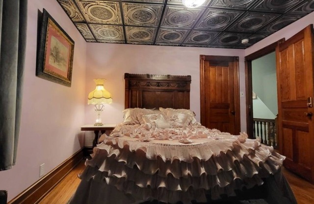 THE BROADWAY ROOM AT TRAILS END B&B