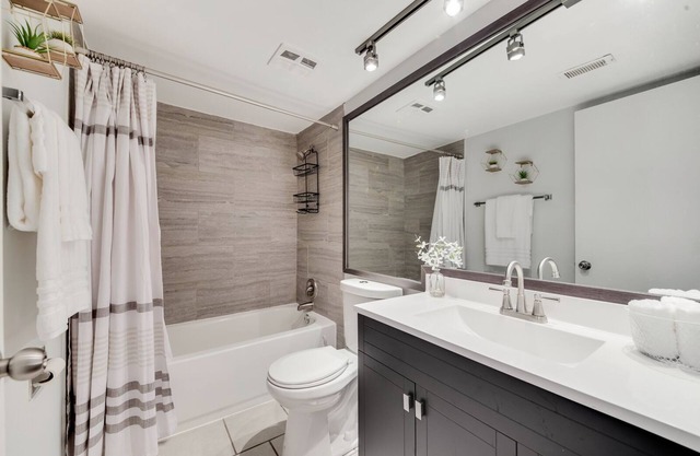 ♛The Broadway Special♛ - 2 Bd/1 Bath Smart-Condo!